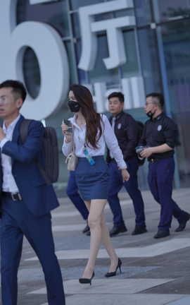 精选街拍作品 NO.1591 还在上班的蓝裙美女[65P]