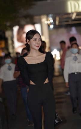 精选街拍作品 NO.1592 黑色紧身长裤小姐姐[151P]